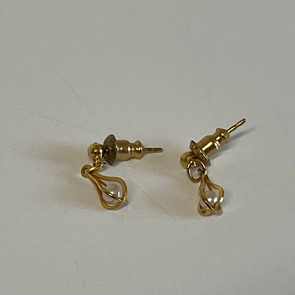 Dangle Earrings pierced goldtone faux pearl 1” long